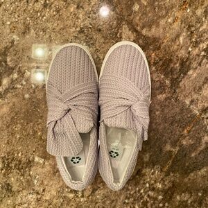 Gray slip-on shoes with cute bow detail